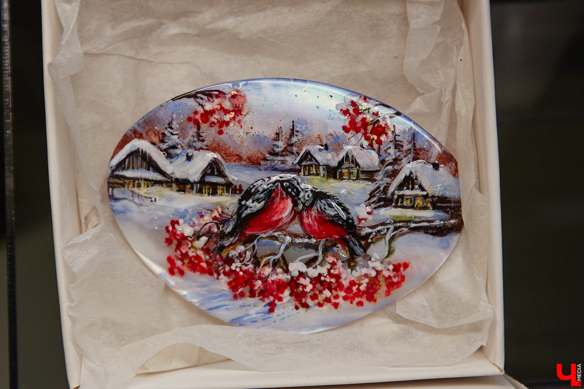 Художник лаковой миниатюры и росписи по дереву Вероника Боброва знает толк в деталях. Ее кулоны, броши и серьги с крохотными вселенными хочется не только носить, но и увлеченно рассматривать. Именно этим и занимался «Ключ-Медиа» в гостях у мастерицы.