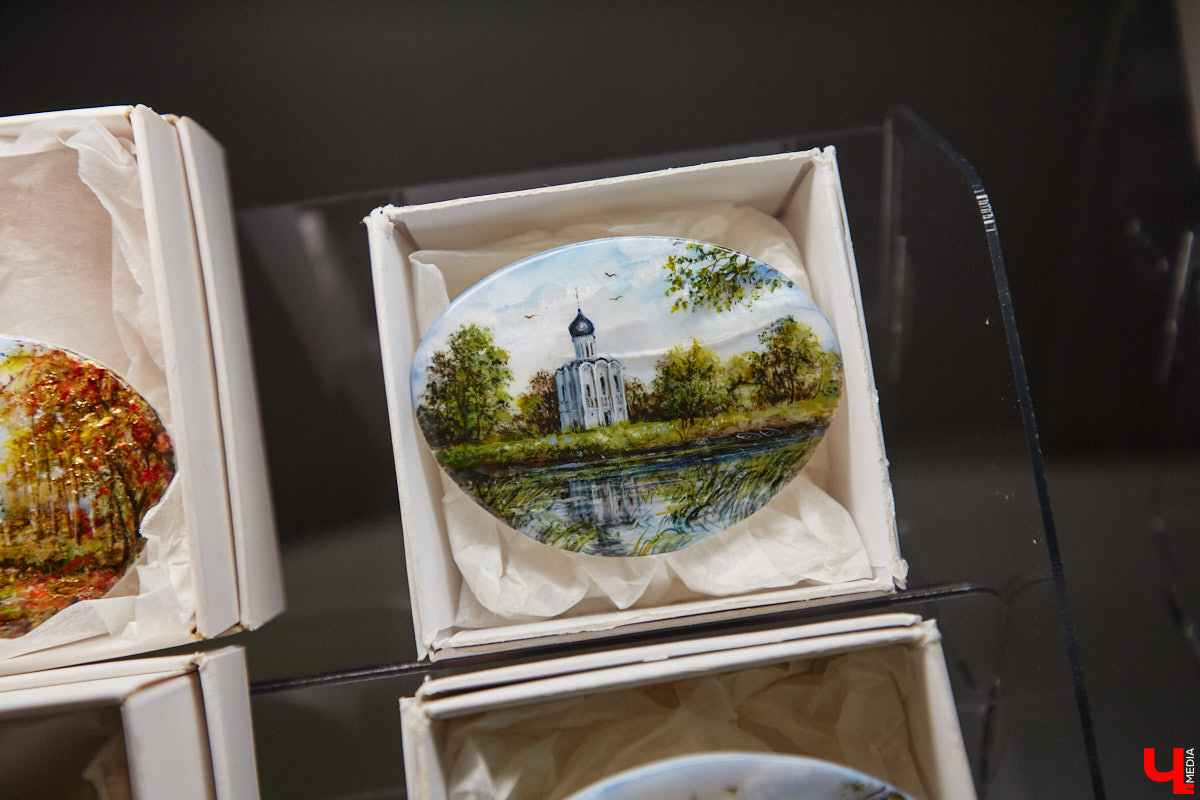 Художник лаковой миниатюры и росписи по дереву Вероника Боброва знает толк в деталях. Ее кулоны, броши и серьги с крохотными вселенными хочется не только носить, но и увлеченно рассматривать. Именно этим и занимался «Ключ-Медиа» в гостях у мастерицы.