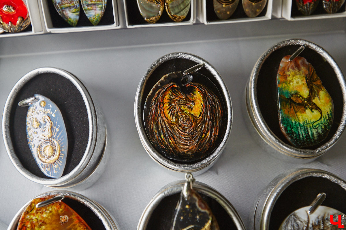 Художник лаковой миниатюры и росписи по дереву Вероника Боброва знает толк в деталях. Ее кулоны, броши и серьги с крохотными вселенными хочется не только носить, но и увлеченно рассматривать. Именно этим и занимался «Ключ-Медиа» в гостях у мастерицы.