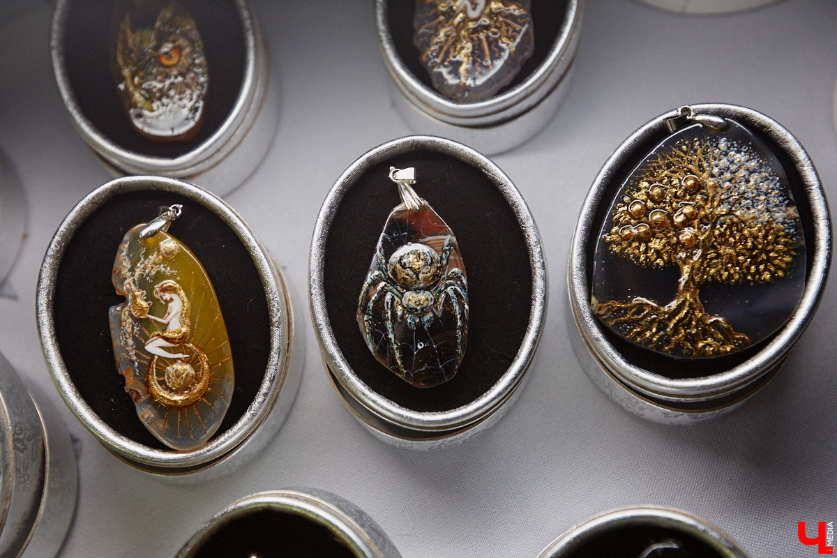 Художник лаковой миниатюры и росписи по дереву Вероника Боброва знает толк в деталях. Ее кулоны, броши и серьги с крохотными вселенными хочется не только носить, но и увлеченно рассматривать. Именно этим и занимался «Ключ-Медиа» в гостях у мастерицы.