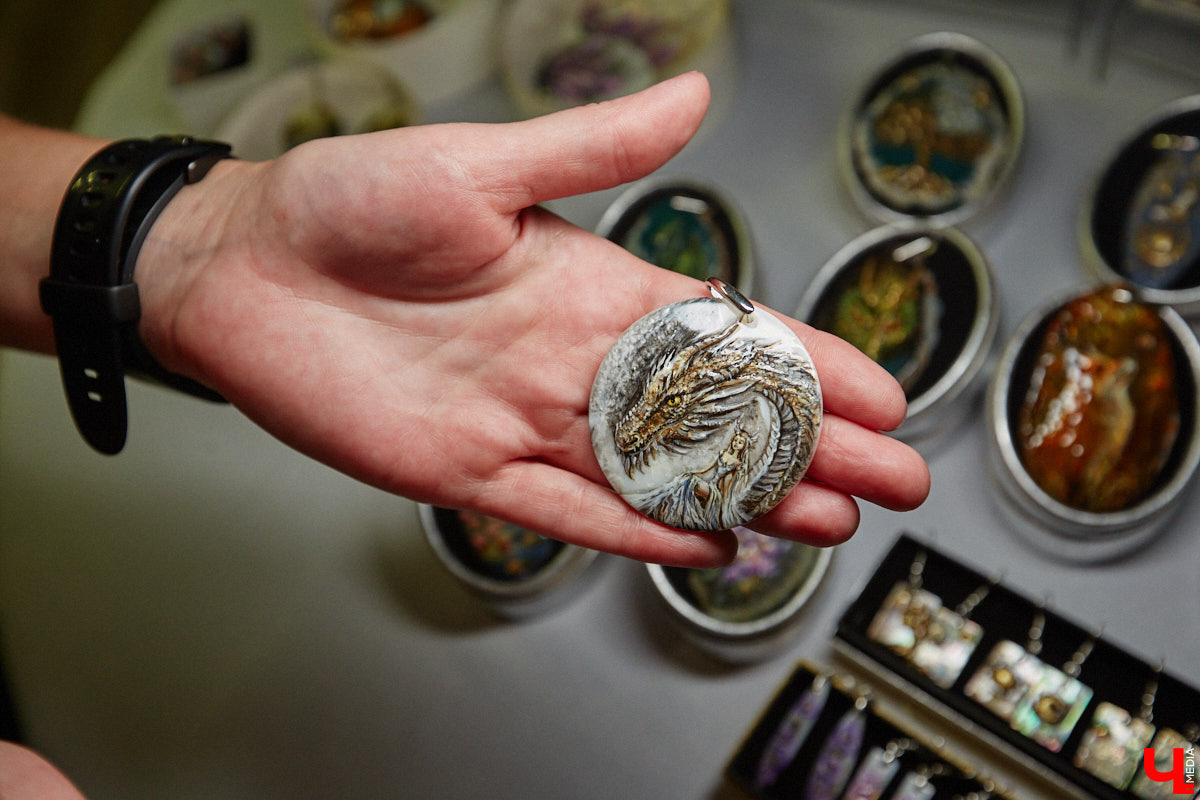 Художник лаковой миниатюры и росписи по дереву Вероника Боброва знает толк в деталях. Ее кулоны, броши и серьги с крохотными вселенными хочется не только носить, но и увлеченно рассматривать. Именно этим и занимался «Ключ-Медиа» в гостях у мастерицы.