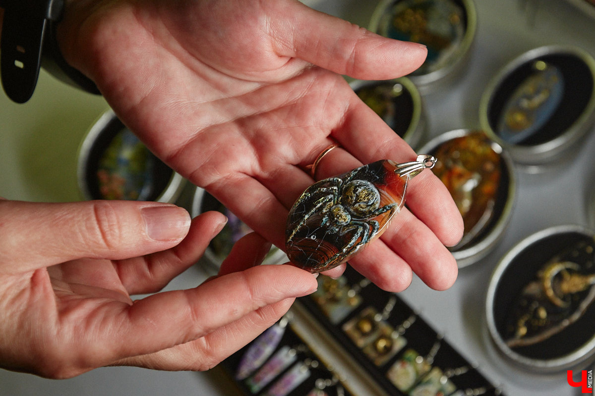 Художник лаковой миниатюры и росписи по дереву Вероника Боброва знает толк в деталях. Ее кулоны, броши и серьги с крохотными вселенными хочется не только носить, но и увлеченно рассматривать. Именно этим и занимался «Ключ-Медиа» в гостях у мастерицы.