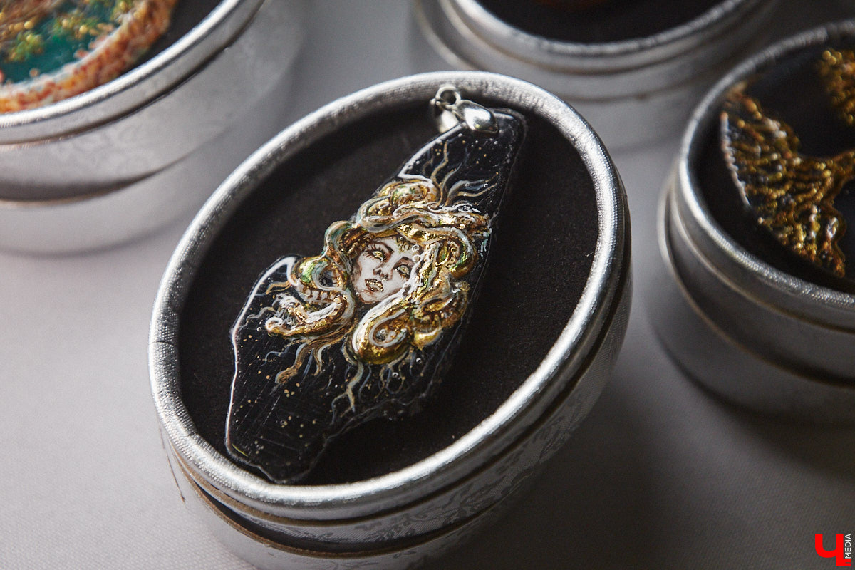 Художник лаковой миниатюры и росписи по дереву Вероника Боброва знает толк в деталях. Ее кулоны, броши и серьги с крохотными вселенными хочется не только носить, но и увлеченно рассматривать. Именно этим и занимался «Ключ-Медиа» в гостях у мастерицы.