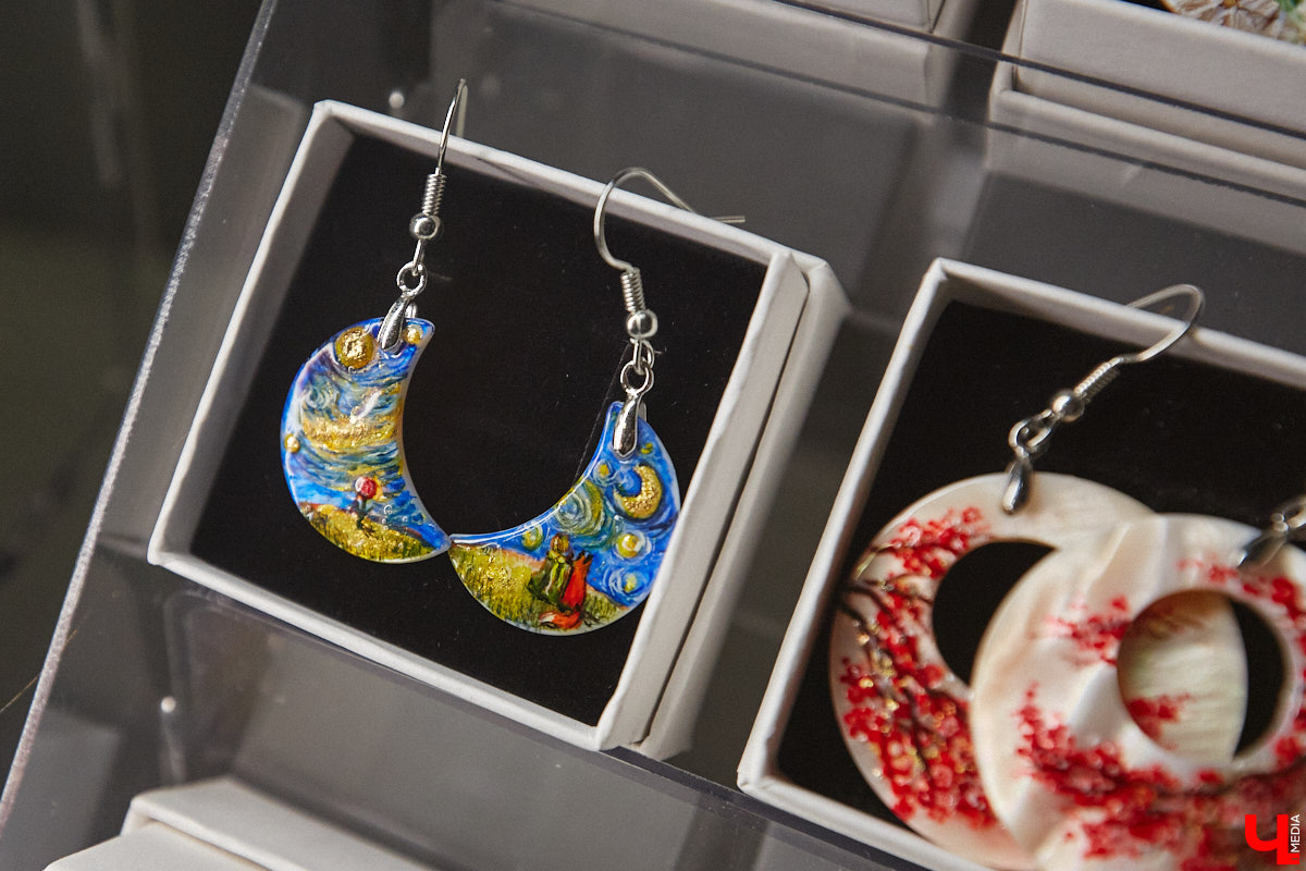 Художник лаковой миниатюры и росписи по дереву Вероника Боброва знает толк в деталях. Ее кулоны, броши и серьги с крохотными вселенными хочется не только носить, но и увлеченно рассматривать. Именно этим и занимался «Ключ-Медиа» в гостях у мастерицы.