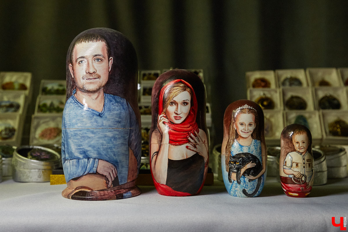 Художник лаковой миниатюры и росписи по дереву Вероника Боброва знает толк в деталях. Ее кулоны, броши и серьги с крохотными вселенными хочется не только носить, но и увлеченно рассматривать. Именно этим и занимался «Ключ-Медиа» в гостях у мастерицы.