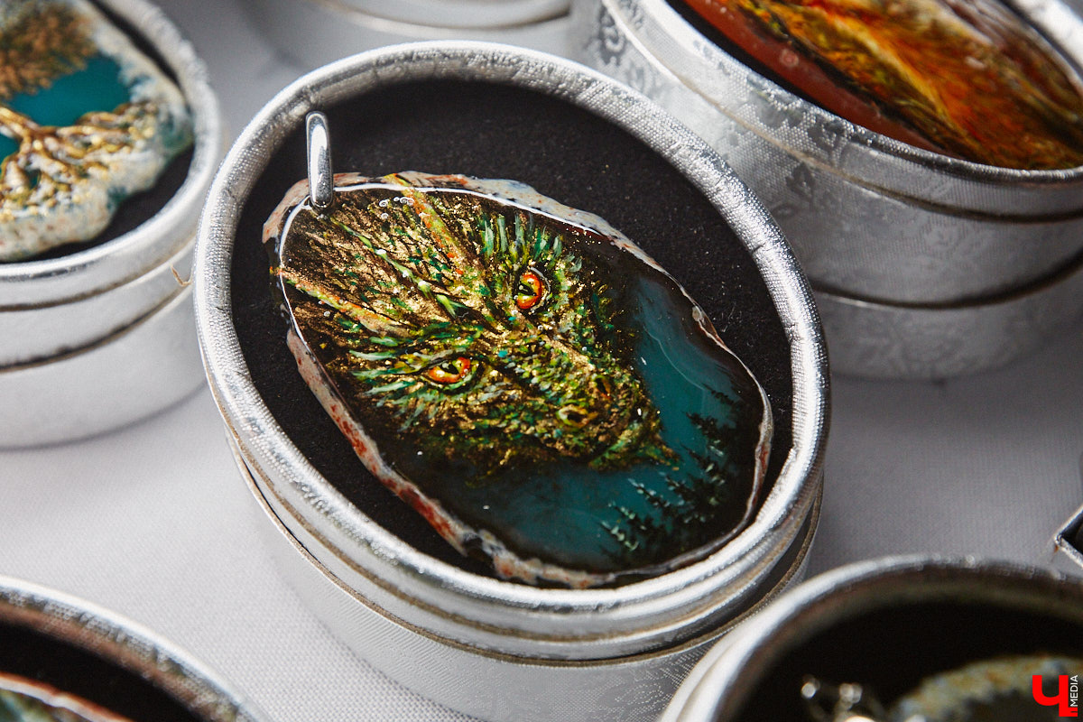 Художник лаковой миниатюры и росписи по дереву Вероника Боброва знает толк в деталях. Ее кулоны, броши и серьги с крохотными вселенными хочется не только носить, но и увлеченно рассматривать. Именно этим и занимался «Ключ-Медиа» в гостях у мастерицы.