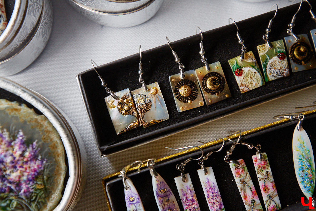 Художник лаковой миниатюры и росписи по дереву Вероника Боброва знает толк в деталях. Ее кулоны, броши и серьги с крохотными вселенными хочется не только носить, но и увлеченно рассматривать. Именно этим и занимался «Ключ-Медиа» в гостях у мастерицы.