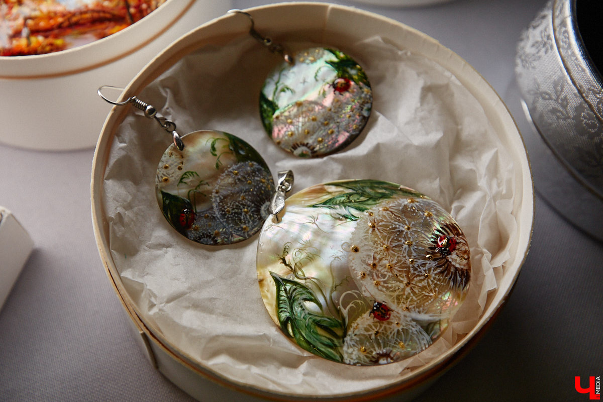 Художник лаковой миниатюры и росписи по дереву Вероника Боброва знает толк в деталях. Ее кулоны, броши и серьги с крохотными вселенными хочется не только носить, но и увлеченно рассматривать. Именно этим и занимался «Ключ-Медиа» в гостях у мастерицы.