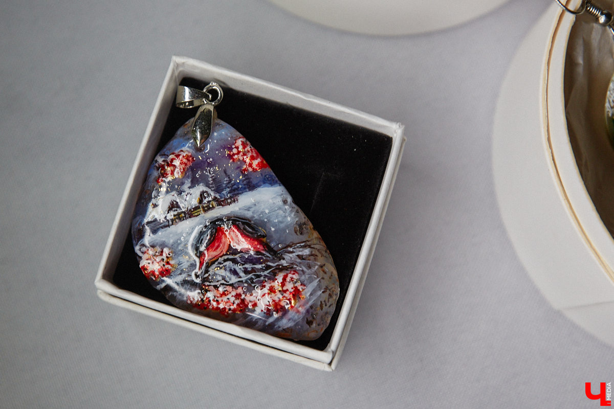 Художник лаковой миниатюры и росписи по дереву Вероника Боброва знает толк в деталях. Ее кулоны, броши и серьги с крохотными вселенными хочется не только носить, но и увлеченно рассматривать. Именно этим и занимался «Ключ-Медиа» в гостях у мастерицы.