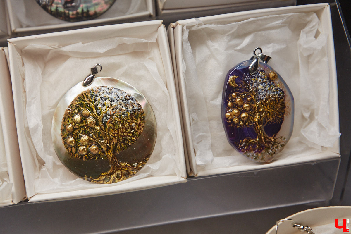 Художник лаковой миниатюры и росписи по дереву Вероника Боброва знает толк в деталях. Ее кулоны, броши и серьги с крохотными вселенными хочется не только носить, но и увлеченно рассматривать. Именно этим и занимался «Ключ-Медиа» в гостях у мастерицы.