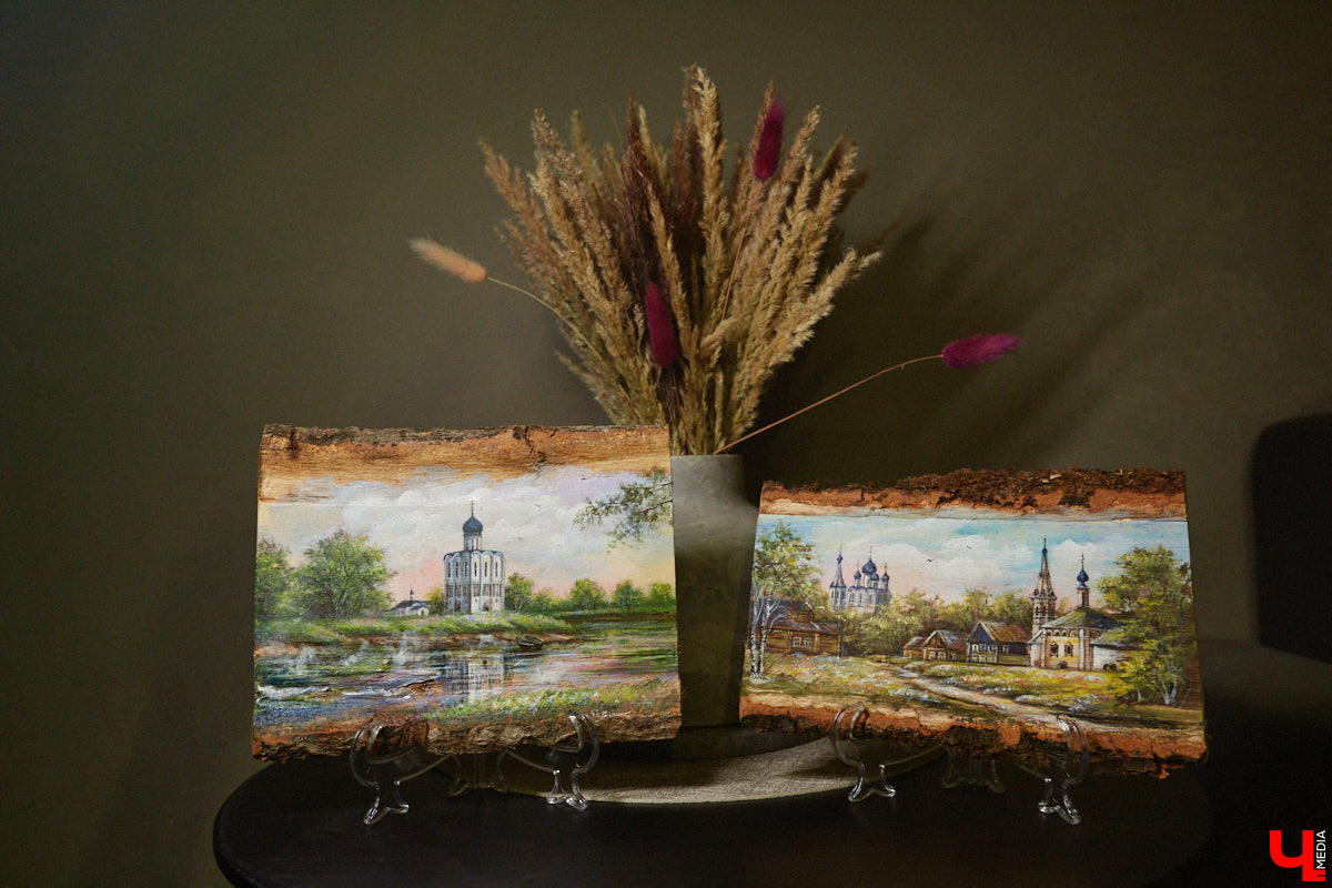 Художник лаковой миниатюры и росписи по дереву Вероника Боброва знает толк в деталях. Ее кулоны, броши и серьги с крохотными вселенными хочется не только носить, но и увлеченно рассматривать. Именно этим и занимался «Ключ-Медиа» в гостях у мастерицы.