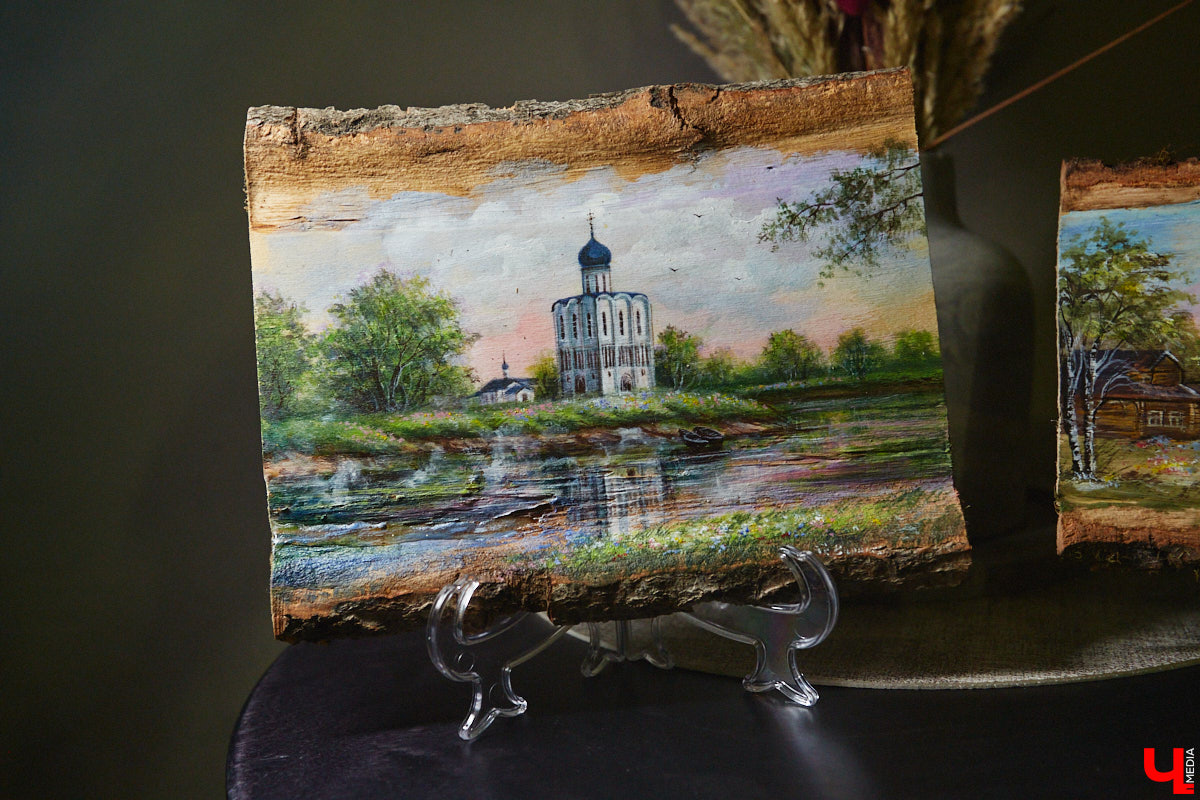 Художник лаковой миниатюры и росписи по дереву Вероника Боброва знает толк в деталях. Ее кулоны, броши и серьги с крохотными вселенными хочется не только носить, но и увлеченно рассматривать. Именно этим и занимался «Ключ-Медиа» в гостях у мастерицы.