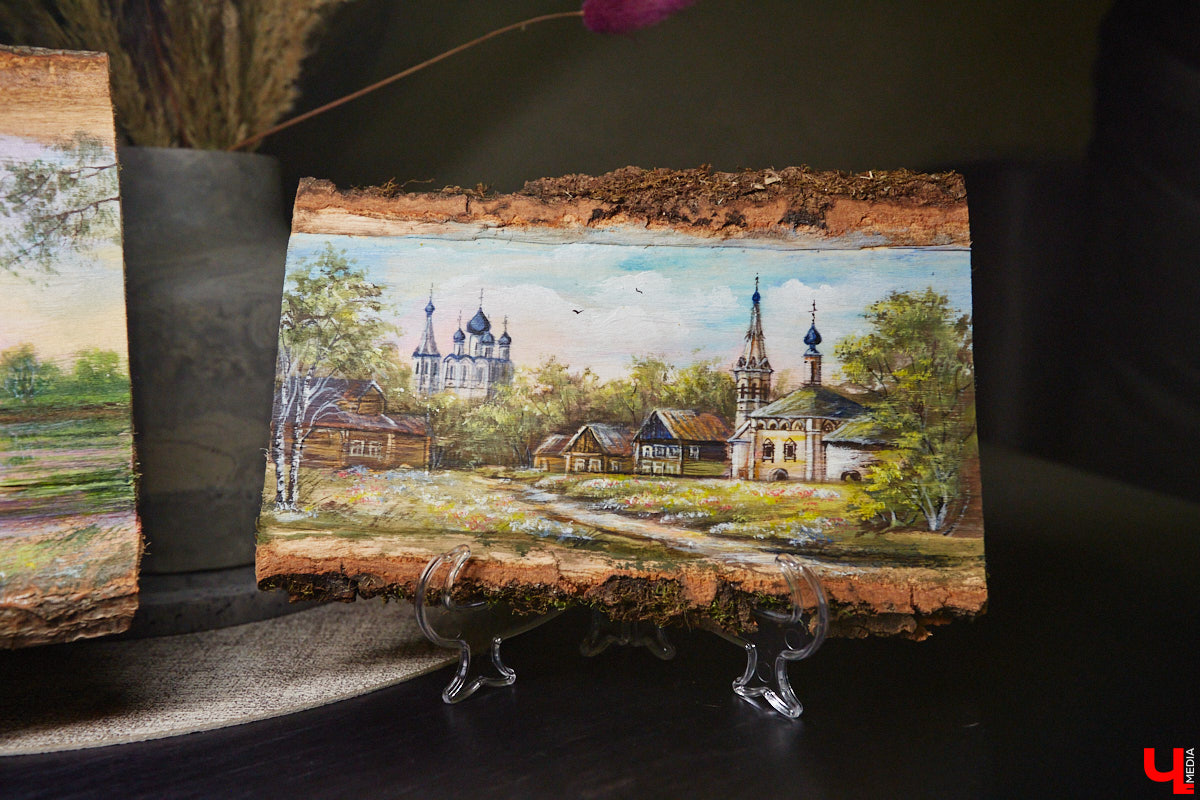 Художник лаковой миниатюры и росписи по дереву Вероника Боброва знает толк в деталях. Ее кулоны, броши и серьги с крохотными вселенными хочется не только носить, но и увлеченно рассматривать. Именно этим и занимался «Ключ-Медиа» в гостях у мастерицы.