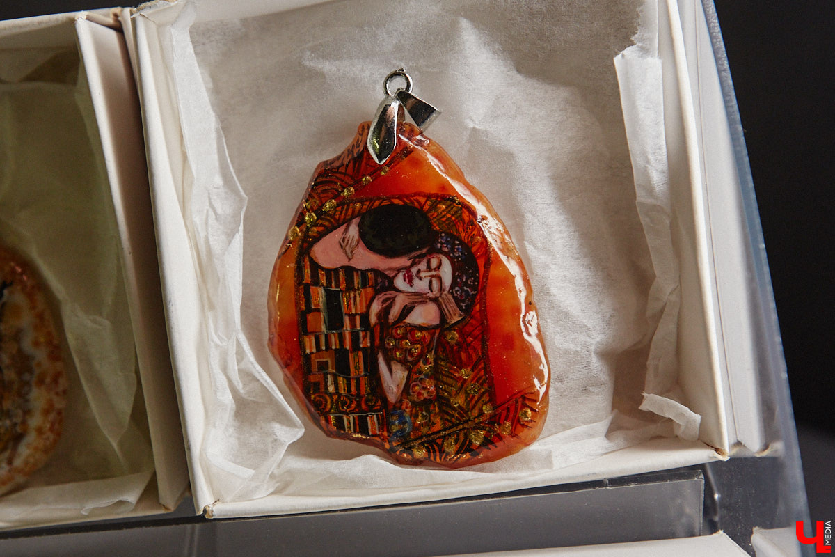 Художник лаковой миниатюры и росписи по дереву Вероника Боброва знает толк в деталях. Ее кулоны, броши и серьги с крохотными вселенными хочется не только носить, но и увлеченно рассматривать. Именно этим и занимался «Ключ-Медиа» в гостях у мастерицы.