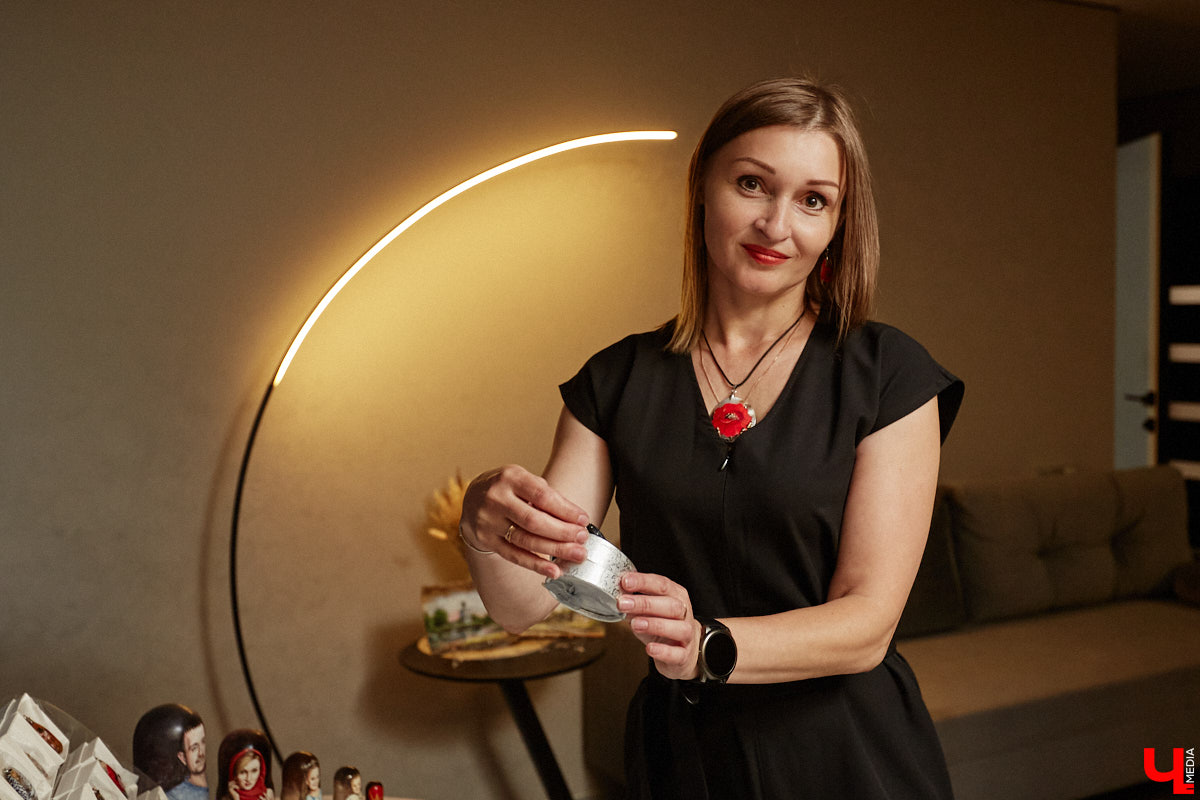 Художник лаковой миниатюры и росписи по дереву Вероника Боброва знает толк в деталях. Ее кулоны, броши и серьги с крохотными вселенными хочется не только носить, но и увлеченно рассматривать. Именно этим и занимался «Ключ-Медиа» в гостях у мастерицы.