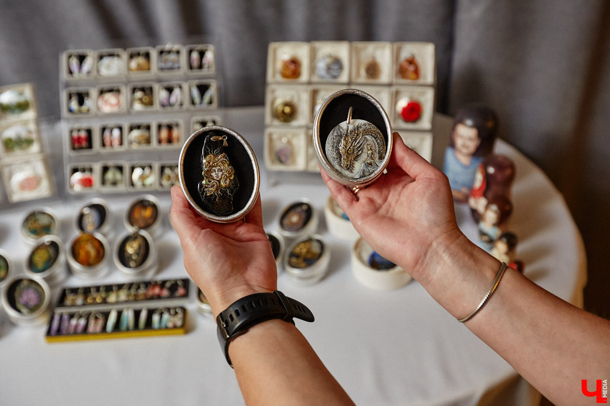 Художник лаковой миниатюры и росписи по дереву Вероника Боброва знает толк в деталях. Ее кулоны, броши и серьги с крохотными вселенными хочется не только носить, но и увлеченно рассматривать. Именно этим и занимался «Ключ-Медиа» в гостях у мастерицы.