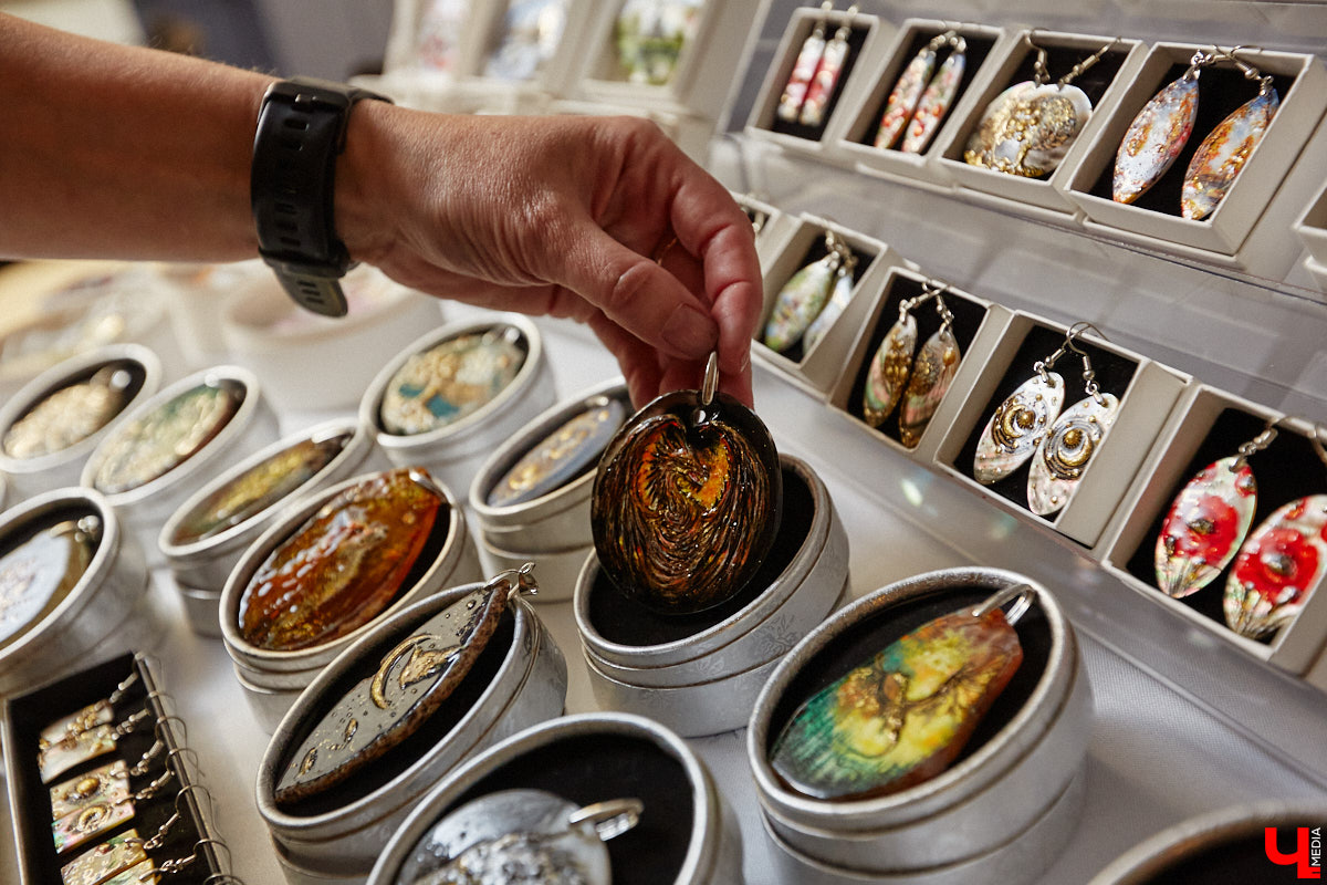 Художник лаковой миниатюры и росписи по дереву Вероника Боброва знает толк в деталях. Ее кулоны, броши и серьги с крохотными вселенными хочется не только носить, но и увлеченно рассматривать. Именно этим и занимался «Ключ-Медиа» в гостях у мастерицы.