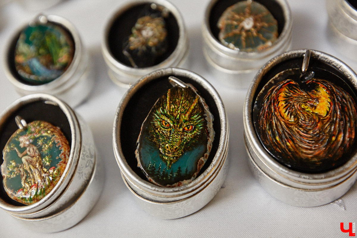 Художник лаковой миниатюры и росписи по дереву Вероника Боброва знает толк в деталях. Ее кулоны, броши и серьги с крохотными вселенными хочется не только носить, но и увлеченно рассматривать. Именно этим и занимался «Ключ-Медиа» в гостях у мастерицы.