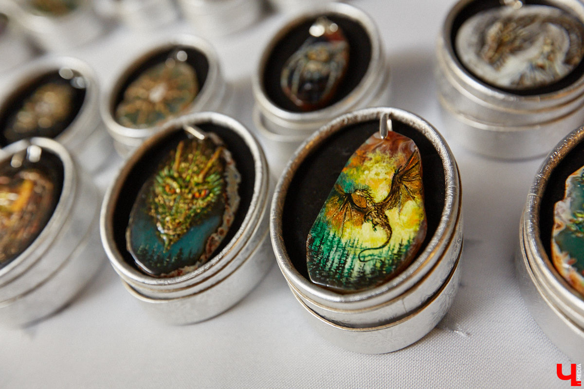 Художник лаковой миниатюры и росписи по дереву Вероника Боброва знает толк в деталях. Ее кулоны, броши и серьги с крохотными вселенными хочется не только носить, но и увлеченно рассматривать. Именно этим и занимался «Ключ-Медиа» в гостях у мастерицы.