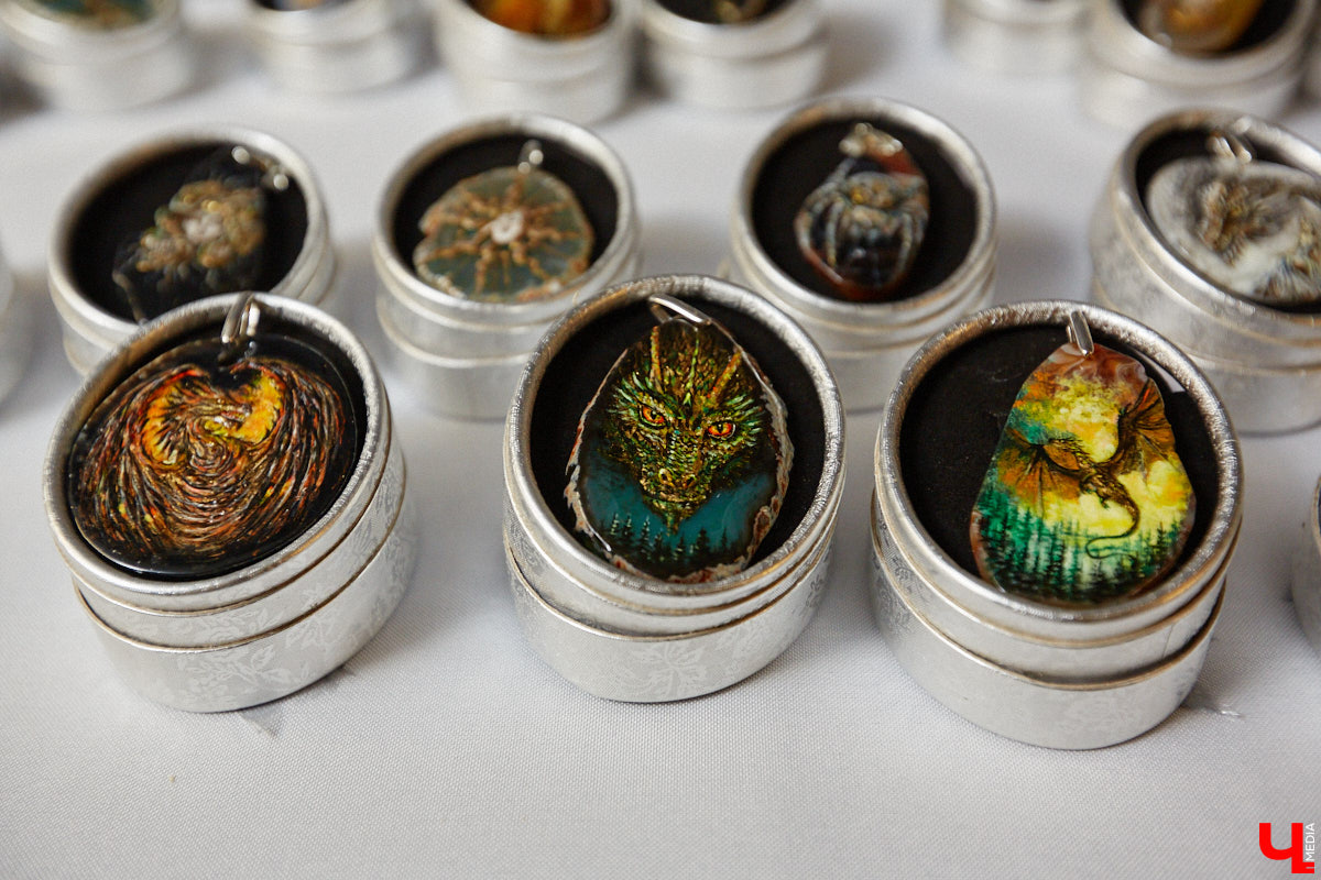 Художник лаковой миниатюры и росписи по дереву Вероника Боброва знает толк в деталях. Ее кулоны, броши и серьги с крохотными вселенными хочется не только носить, но и увлеченно рассматривать. Именно этим и занимался «Ключ-Медиа» в гостях у мастерицы.