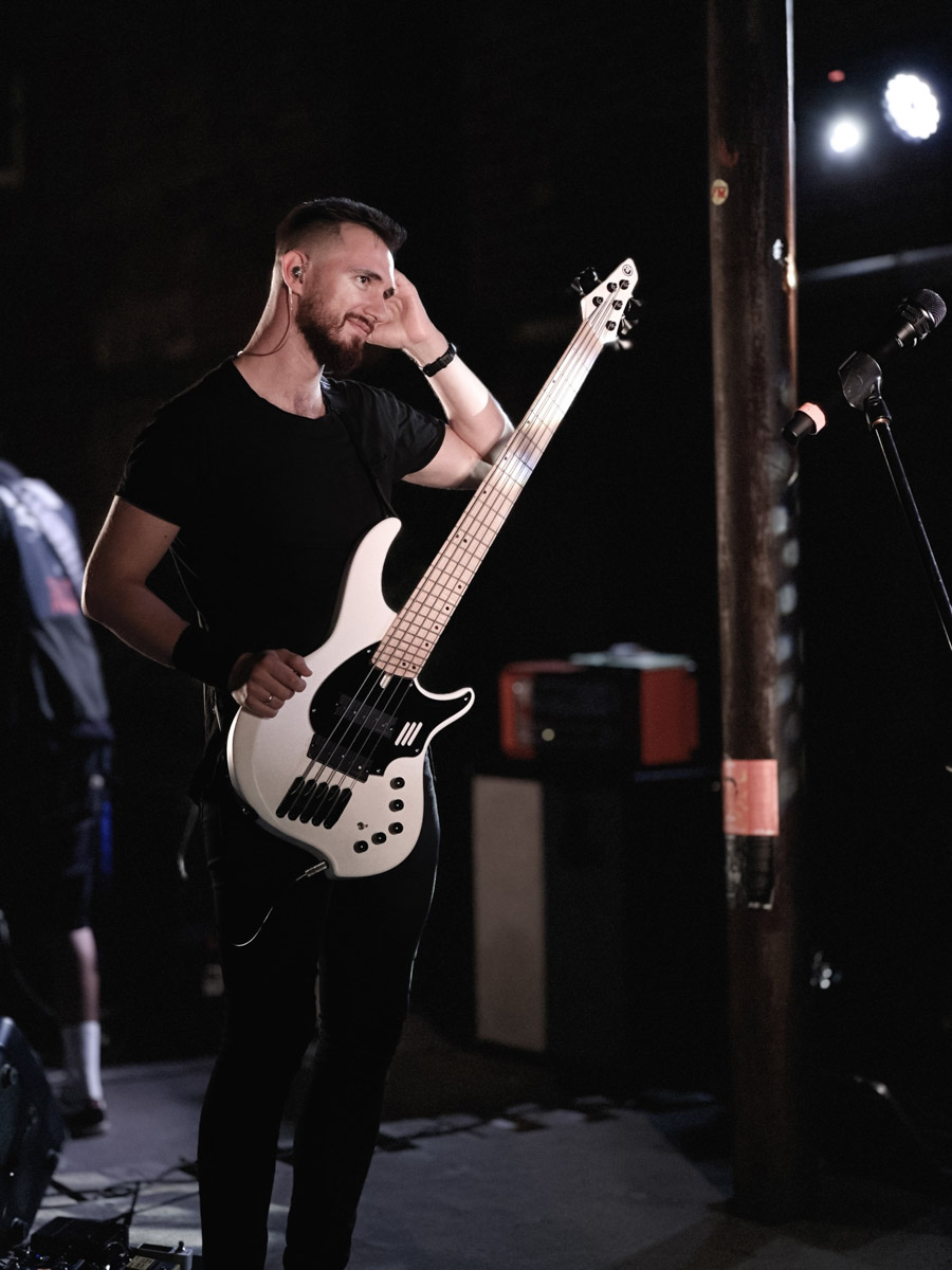 Настроение недели: читать книги и слушать рок. Сначала в парке имени Пушкина пройдет юбилейный книжный фестиваль «Китоврас» — более ста издательств, десятки встреч, лекций и презентаций, а ближе к выходным во Владимире состоится громкий трибьют-фест с живым звуком, светом и культовыми хитами Red Hot Chili Peppers, Queen и Rammstein. Не пропустите!