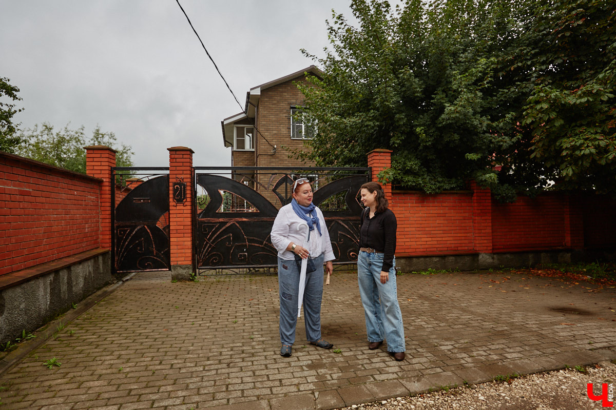 Юлия Лобова знает Пиганово от и до. Она приехала сюда с Урала в четырехлетнем возрасте. Жила в пятиэтажке с родителями, потом построила с мужем дом, вырастила двоих детей, теперь воспитывает внуков. Городской микрорайон менялся на ее глазах. Каким он был полвека назад, владимирский искусствовед рассказала «Ключ-Медиа».