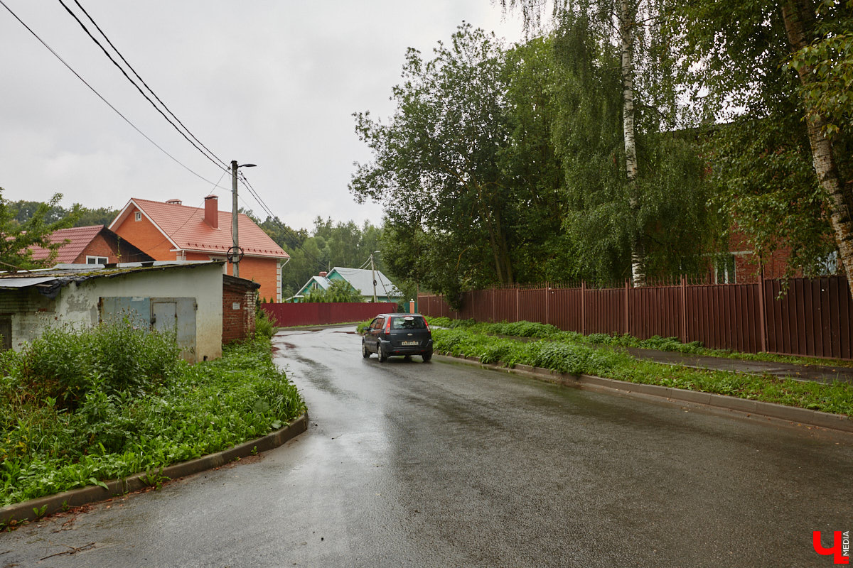 Юлия Лобова знает Пиганово от и до. Она приехала сюда с Урала в четырехлетнем возрасте. Жила в пятиэтажке с родителями, потом построила с мужем дом, вырастила двоих детей, теперь воспитывает внуков. Городской микрорайон менялся на ее глазах. Каким он был полвека назад, владимирский искусствовед рассказала «Ключ-Медиа».