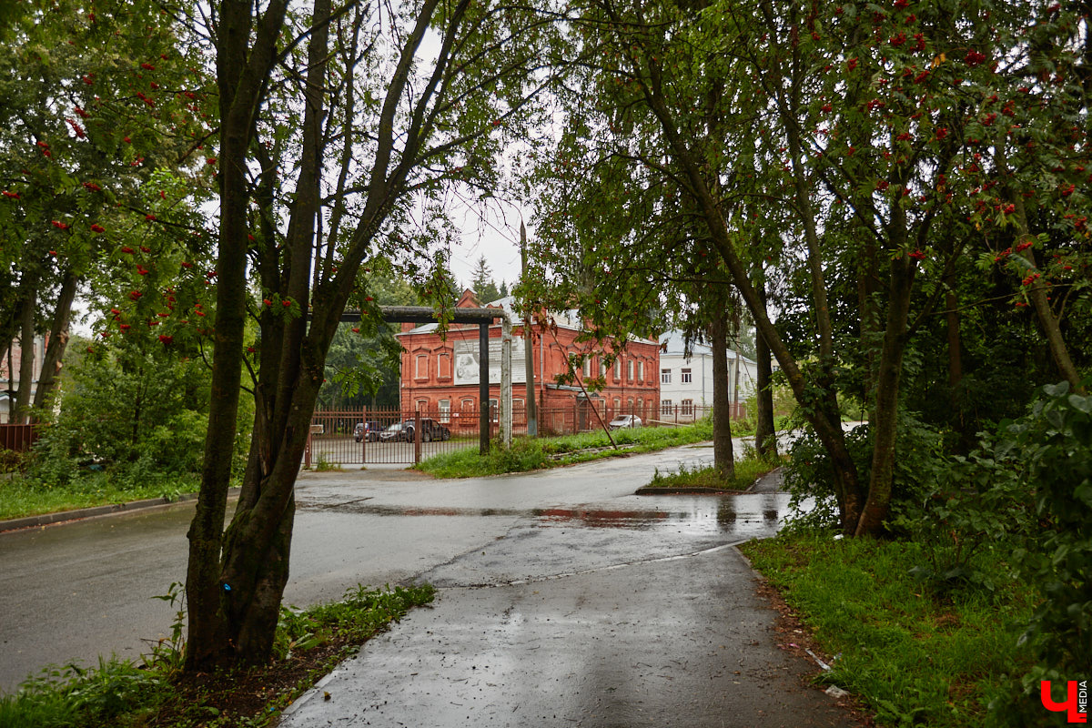 Юлия Лобова знает Пиганово от и до. Она приехала сюда с Урала в четырехлетнем возрасте. Жила в пятиэтажке с родителями, потом построила с мужем дом, вырастила двоих детей, теперь воспитывает внуков. Городской микрорайон менялся на ее глазах. Каким он был полвека назад, владимирский искусствовед рассказала «Ключ-Медиа».