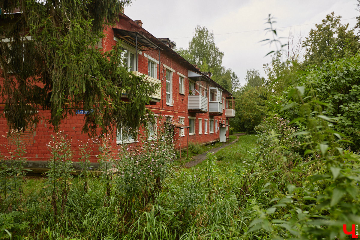 Юлия Лобова знает Пиганово от и до. Она приехала сюда с Урала в четырехлетнем возрасте. Жила в пятиэтажке с родителями, потом построила с мужем дом, вырастила двоих детей, теперь воспитывает внуков. Городской микрорайон менялся на ее глазах. Каким он был полвека назад, владимирский искусствовед рассказала «Ключ-Медиа».