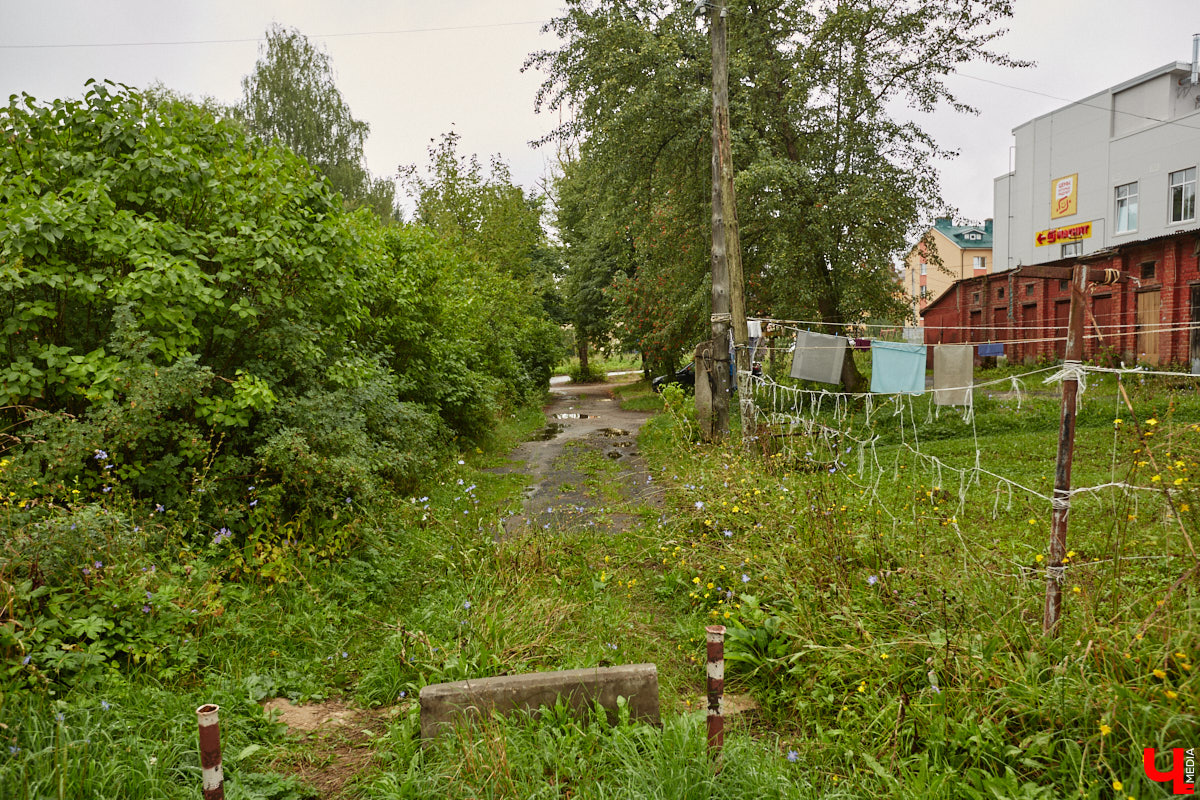 Юлия Лобова знает Пиганово от и до. Она приехала сюда с Урала в четырехлетнем возрасте. Жила в пятиэтажке с родителями, потом построила с мужем дом, вырастила двоих детей, теперь воспитывает внуков. Городской микрорайон менялся на ее глазах. Каким он был полвека назад, владимирский искусствовед рассказала «Ключ-Медиа».
