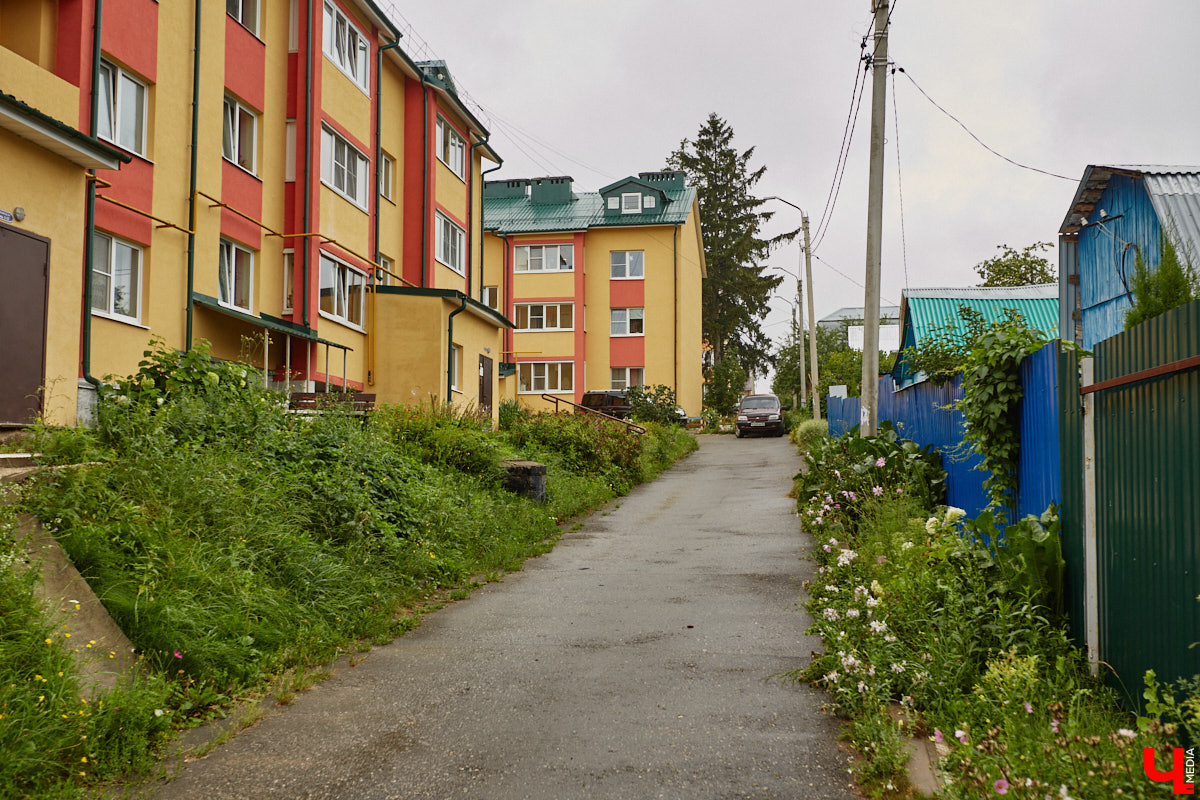 Юлия Лобова знает Пиганово от и до. Она приехала сюда с Урала в четырехлетнем возрасте. Жила в пятиэтажке с родителями, потом построила с мужем дом, вырастила двоих детей, теперь воспитывает внуков. Городской микрорайон менялся на ее глазах. Каким он был полвека назад, владимирский искусствовед рассказала «Ключ-Медиа».