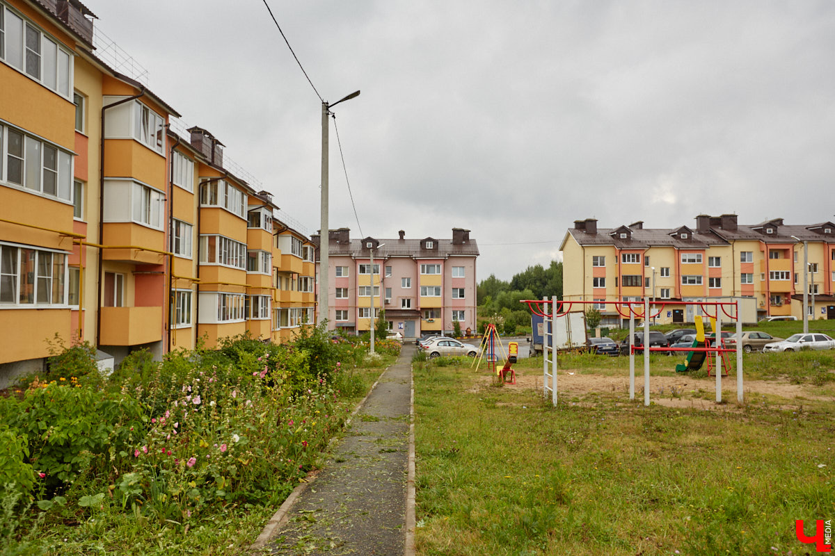 Юлия Лобова знает Пиганово от и до. Она приехала сюда с Урала в четырехлетнем возрасте. Жила в пятиэтажке с родителями, потом построила с мужем дом, вырастила двоих детей, теперь воспитывает внуков. Городской микрорайон менялся на ее глазах. Каким он был полвека назад, владимирский искусствовед рассказала «Ключ-Медиа».