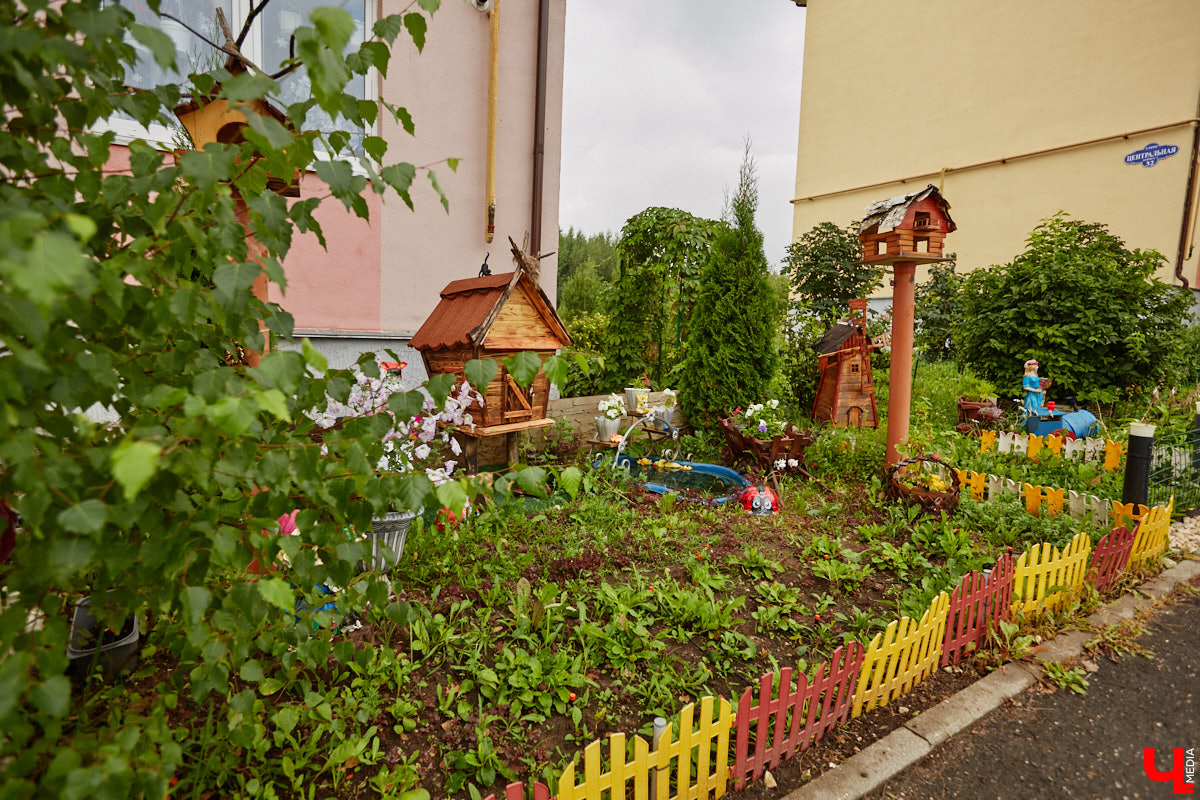 Юлия Лобова знает Пиганово от и до. Она приехала сюда с Урала в четырехлетнем возрасте. Жила в пятиэтажке с родителями, потом построила с мужем дом, вырастила двоих детей, теперь воспитывает внуков. Городской микрорайон менялся на ее глазах. Каким он был полвека назад, владимирский искусствовед рассказала «Ключ-Медиа».