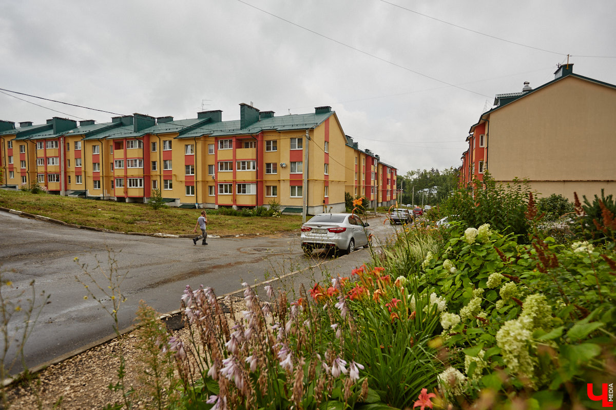 Юлия Лобова знает Пиганово от и до. Она приехала сюда с Урала в четырехлетнем возрасте. Жила в пятиэтажке с родителями, потом построила с мужем дом, вырастила двоих детей, теперь воспитывает внуков. Городской микрорайон менялся на ее глазах. Каким он был полвека назад, владимирский искусствовед рассказала «Ключ-Медиа».