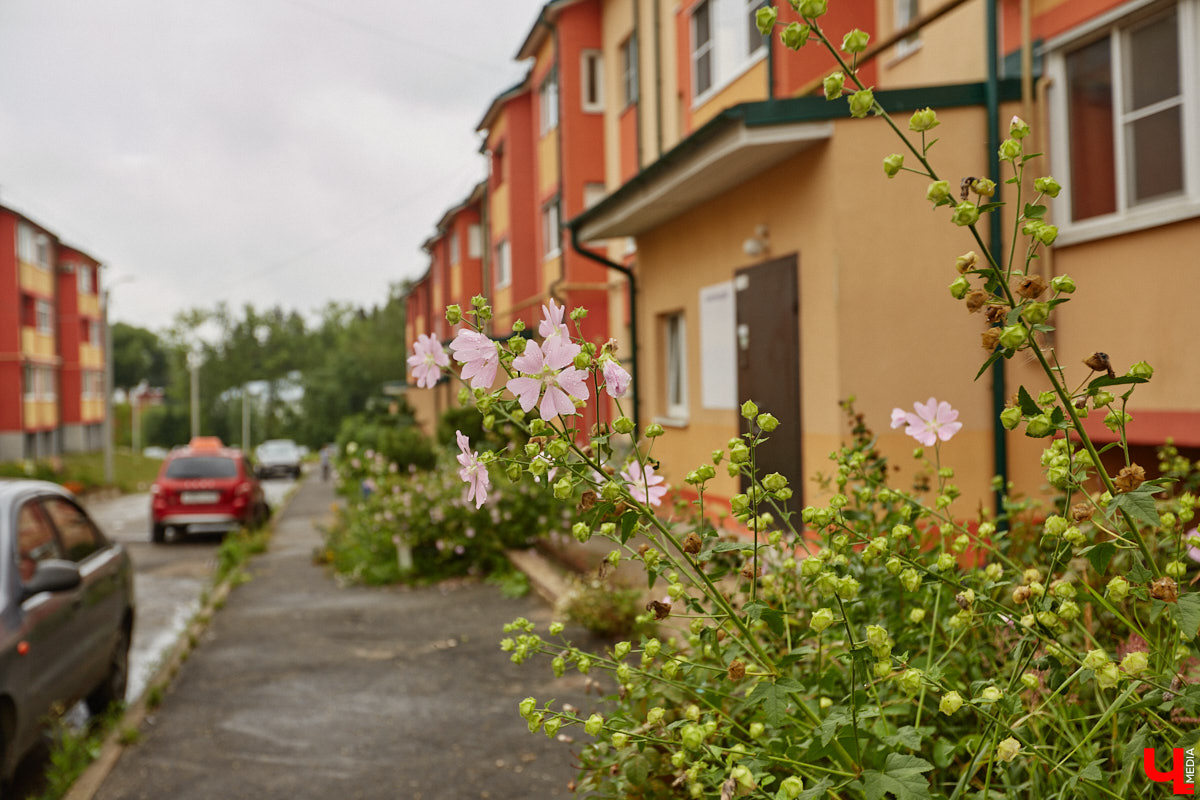 Юлия Лобова знает Пиганово от и до. Она приехала сюда с Урала в четырехлетнем возрасте. Жила в пятиэтажке с родителями, потом построила с мужем дом, вырастила двоих детей, теперь воспитывает внуков. Городской микрорайон менялся на ее глазах. Каким он был полвека назад, владимирский искусствовед рассказала «Ключ-Медиа».