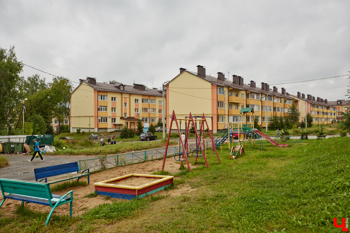 Юлия Лобова знает Пиганово от и до. Она приехала сюда с Урала в четырехлетнем возрасте. Жила в пятиэтажке с родителями, потом построила с мужем дом, вырастила двоих детей, теперь воспитывает внуков. Городской микрорайон менялся на ее глазах. Каким он был полвека назад, владимирский искусствовед рассказала «Ключ-Медиа».