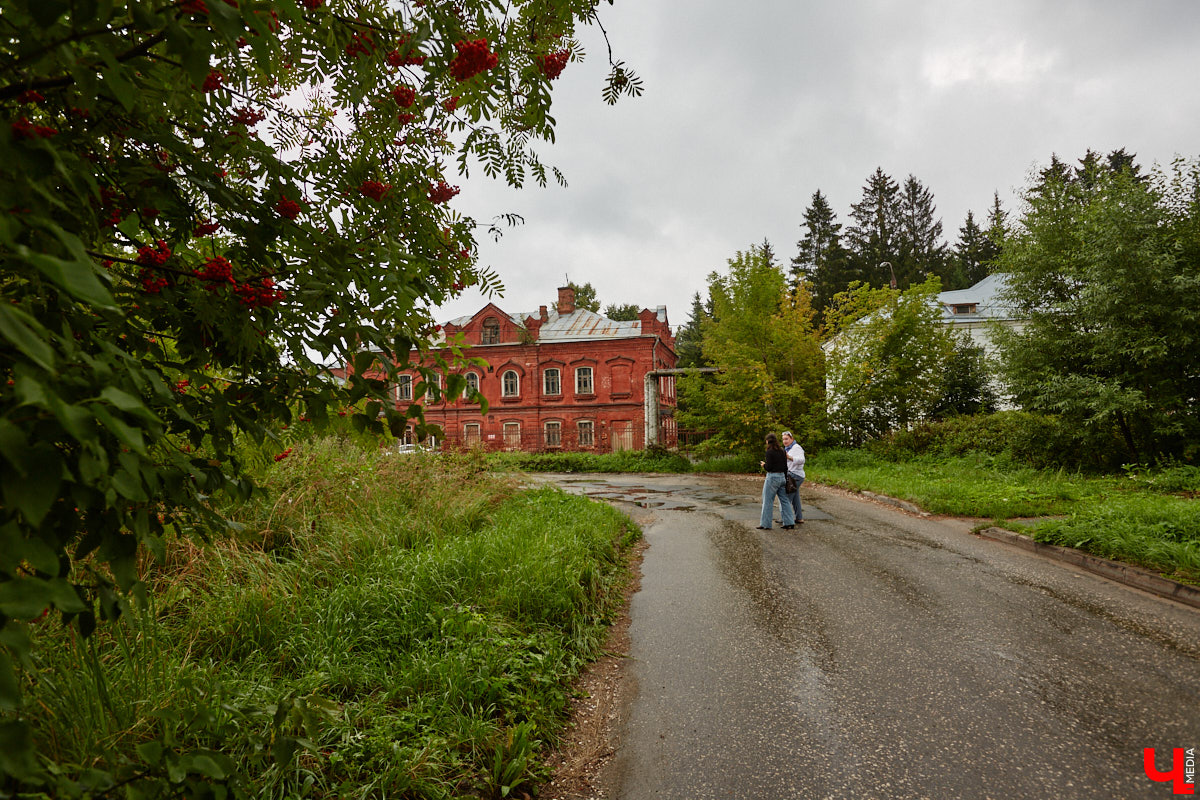 Юлия Лобова знает Пиганово от и до. Она приехала сюда с Урала в четырехлетнем возрасте. Жила в пятиэтажке с родителями, потом построила с мужем дом, вырастила двоих детей, теперь воспитывает внуков. Городской микрорайон менялся на ее глазах. Каким он был полвека назад, владимирский искусствовед рассказала «Ключ-Медиа».