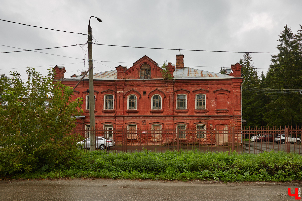 Юлия Лобова знает Пиганово от и до. Она приехала сюда с Урала в четырехлетнем возрасте. Жила в пятиэтажке с родителями, потом построила с мужем дом, вырастила двоих детей, теперь воспитывает внуков. Городской микрорайон менялся на ее глазах. Каким он был полвека назад, владимирский искусствовед рассказала «Ключ-Медиа».