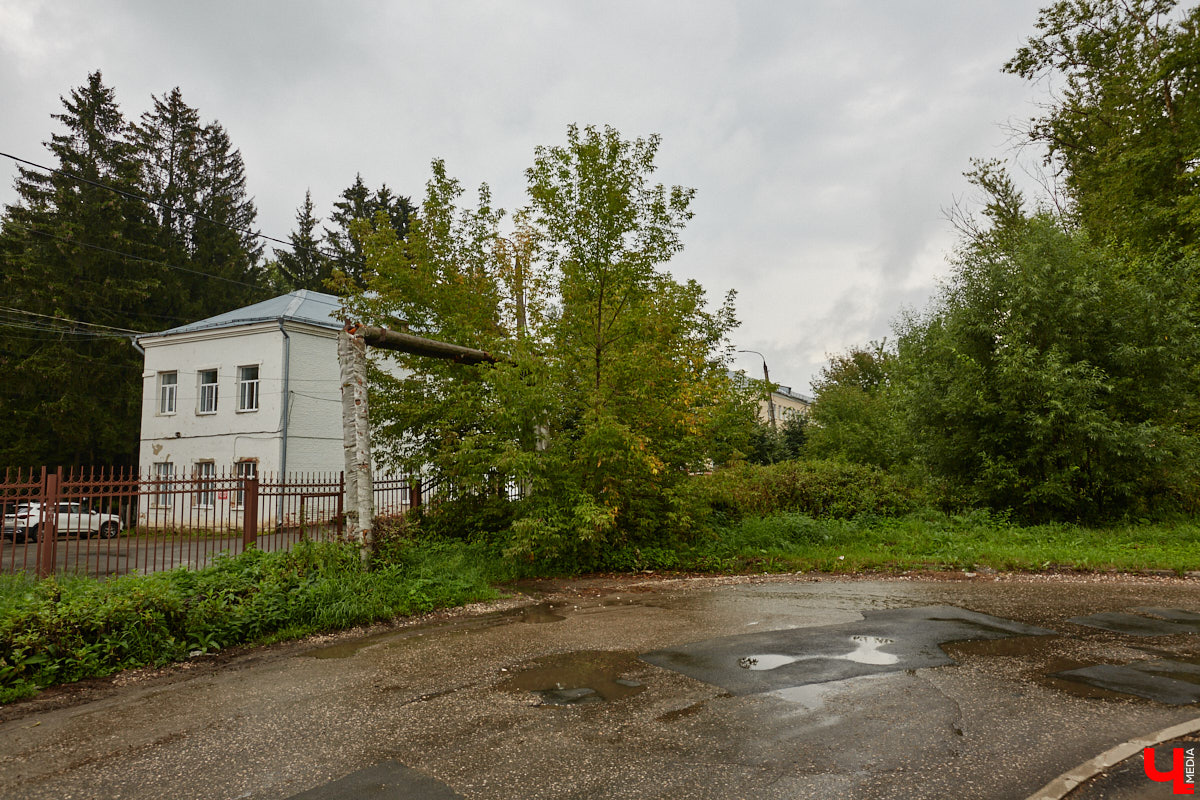 Юлия Лобова знает Пиганово от и до. Она приехала сюда с Урала в четырехлетнем возрасте. Жила в пятиэтажке с родителями, потом построила с мужем дом, вырастила двоих детей, теперь воспитывает внуков. Городской микрорайон менялся на ее глазах. Каким он был полвека назад, владимирский искусствовед рассказала «Ключ-Медиа».