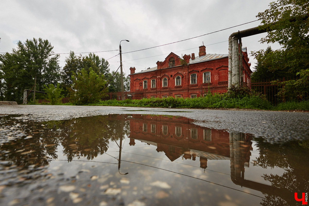 Юлия Лобова знает Пиганово от и до. Она приехала сюда с Урала в четырехлетнем возрасте. Жила в пятиэтажке с родителями, потом построила с мужем дом, вырастила двоих детей, теперь воспитывает внуков. Городской микрорайон менялся на ее глазах. Каким он был полвека назад, владимирский искусствовед рассказала «Ключ-Медиа».
