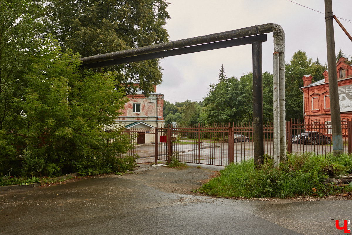 Юлия Лобова знает Пиганово от и до. Она приехала сюда с Урала в четырехлетнем возрасте. Жила в пятиэтажке с родителями, потом построила с мужем дом, вырастила двоих детей, теперь воспитывает внуков. Городской микрорайон менялся на ее глазах. Каким он был полвека назад, владимирский искусствовед рассказала «Ключ-Медиа».