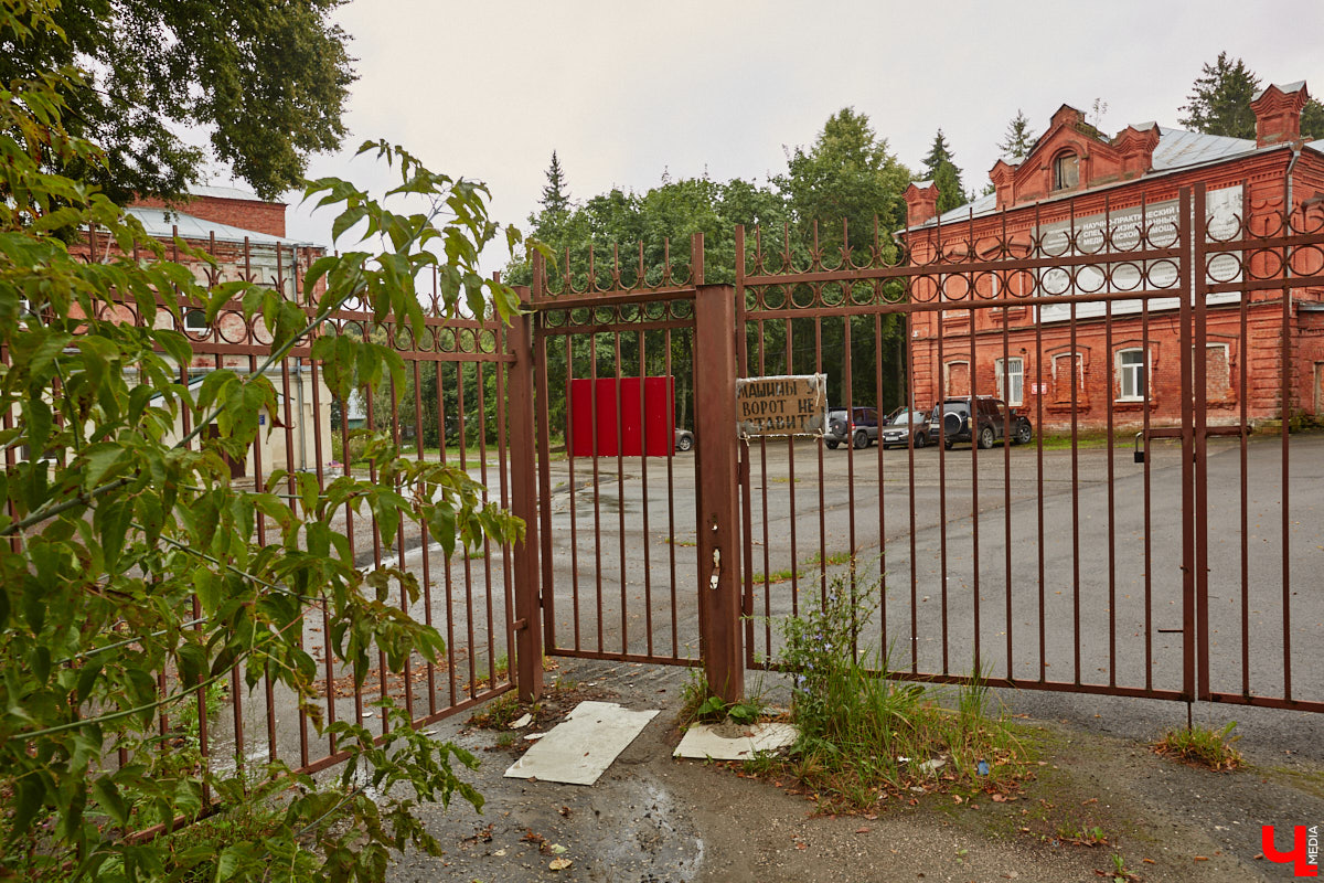 Юлия Лобова знает Пиганово от и до. Она приехала сюда с Урала в четырехлетнем возрасте. Жила в пятиэтажке с родителями, потом построила с мужем дом, вырастила двоих детей, теперь воспитывает внуков. Городской микрорайон менялся на ее глазах. Каким он был полвека назад, владимирский искусствовед рассказала «Ключ-Медиа».