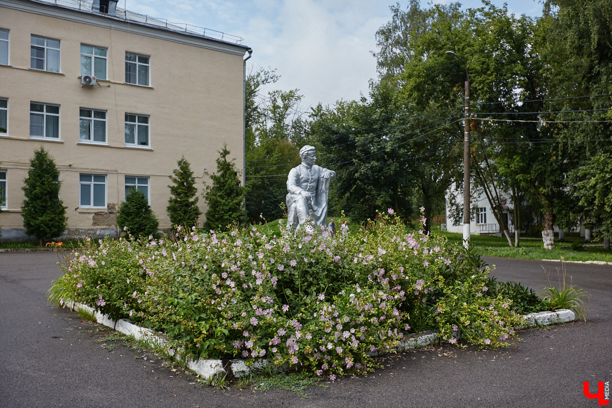 Юлия Лобова знает Пиганово от и до. Она приехала сюда с Урала в четырехлетнем возрасте. Жила в пятиэтажке с родителями, потом построила с мужем дом, вырастила двоих детей, теперь воспитывает внуков. Городской микрорайон менялся на ее глазах. Каким он был полвека назад, владимирский искусствовед рассказала «Ключ-Медиа».
