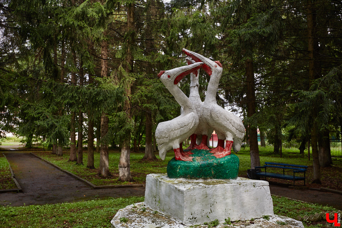 Юлия Лобова знает Пиганово от и до. Она приехала сюда с Урала в четырехлетнем возрасте. Жила в пятиэтажке с родителями, потом построила с мужем дом, вырастила двоих детей, теперь воспитывает внуков. Городской микрорайон менялся на ее глазах. Каким он был полвека назад, владимирский искусствовед рассказала «Ключ-Медиа».