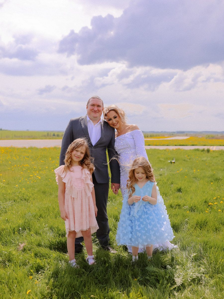 Новость о появлении ребенка заставляет родителей летать от счастья. Видимо, поэтому Анна Яхаева из Гусь-Хрустального и ее муж решили провести небесное гендер-пати. Кто-то узнаёт пол будущего ребенка, разрезая торт с соответствующей начинкой, наши же герои в преддверии радостного события устроили шоу под облаками.