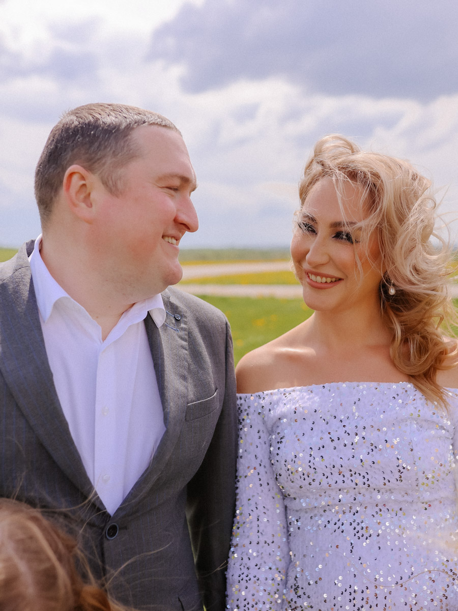 Новость о появлении ребенка заставляет родителей летать от счастья. Видимо, поэтому Анна Яхаева из Гусь-Хрустального и ее муж решили провести небесное гендер-пати. Кто-то узнаёт пол будущего ребенка, разрезая торт с соответствующей начинкой, наши же герои в преддверии радостного события устроили шоу под облаками.