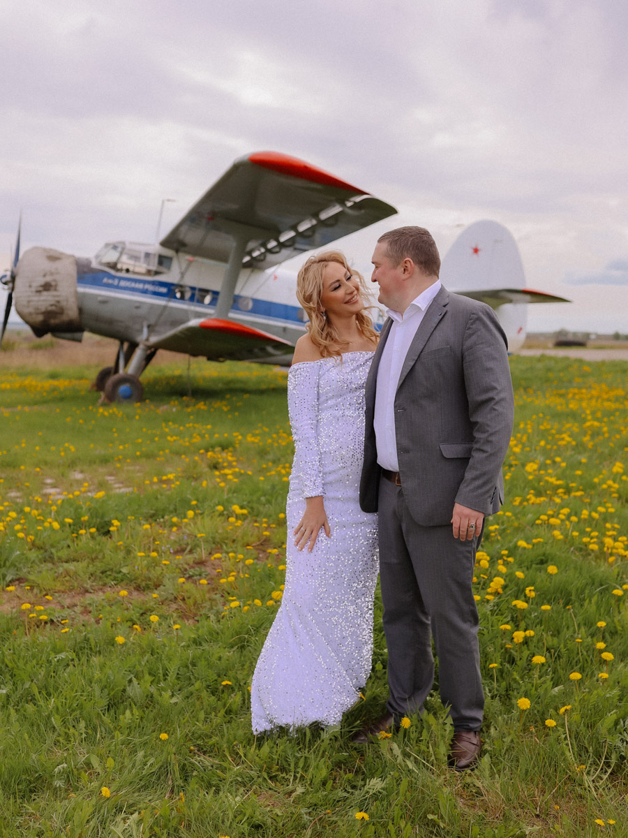 Новость о появлении ребенка заставляет родителей летать от счастья. Видимо, поэтому Анна Яхаева из Гусь-Хрустального и ее муж решили провести небесное гендер-пати. Кто-то узнаёт пол будущего ребенка, разрезая торт с соответствующей начинкой, наши же герои в преддверии радостного события устроили шоу под облаками.