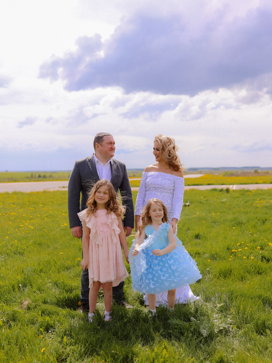 Новость о появлении ребенка заставляет родителей летать от счастья. Видимо, поэтому Анна Яхаева из Гусь-Хрустального и ее муж решили провести небесное гендер-пати. Кто-то узнаёт пол будущего ребенка, разрезая торт с соответствующей начинкой, наши же герои в преддверии радостного события устроили шоу под облаками.