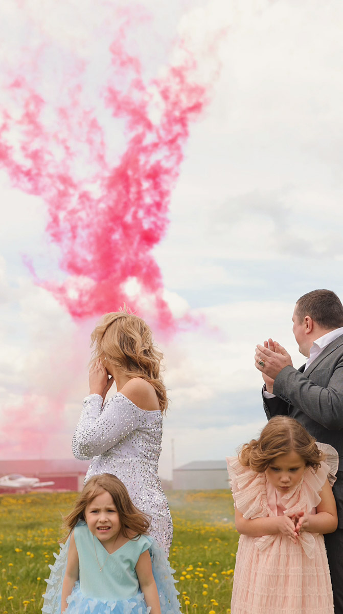 Новость о появлении ребенка заставляет родителей летать от счастья. Видимо, поэтому Анна Яхаева из Гусь-Хрустального и ее муж решили провести небесное гендер-пати. Кто-то узнаёт пол будущего ребенка, разрезая торт с соответствующей начинкой, наши же герои в преддверии радостного события устроили шоу под облаками.