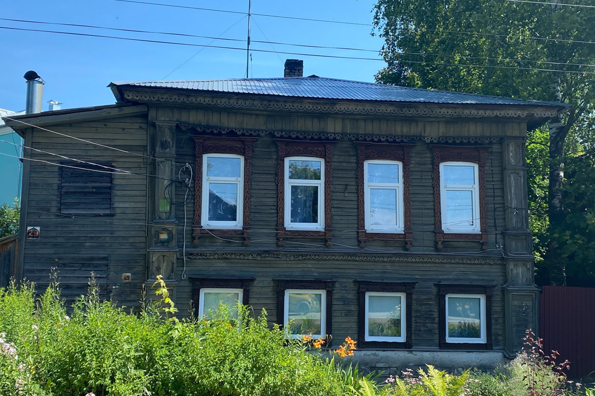 Семенов Нижегородской области     — удивительный русский город с     французской планировкой улиц, затерянный в     заповедных лесах. Он     встречает гостей сказочной хохломой и     дружелюбной матрешкой. Вот уж     действительно край контрастов! С     середины XVII века там скрывались тысячи людей, несогласных с     церковной реформой патриарха Никона. Община староверов сильна и     сегодня. Все самые интересные детали     — в     новом туре выходного дня!